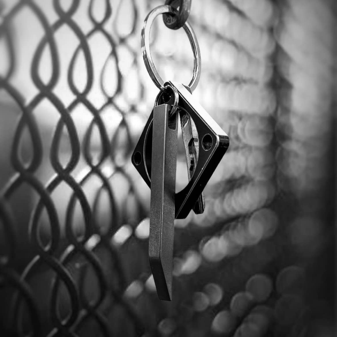 The Mighty Bar - EDC Keychain Prybar